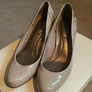 Life Stride nude heels
